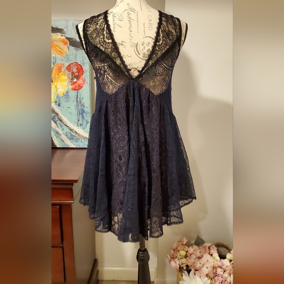 Free People Women's Black Beautiful Sleeveless Lace Shift Dress, Size XS. - Picture 2 of 7